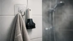 Haczyki samoprzylepne w mieszkaniu na wynajem: jak wieszać bez wiercenia i bez śladów