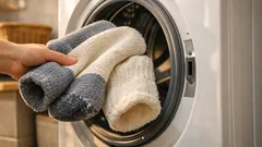 Skarpety prać na prawej czy na lewej stronie? Ten nawyk robi największą różnicę
