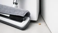 Prosty trik na sprzątanie szczelin: mop i rzep, które trzymają ściereczkę na miejscu