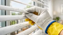 Jak szybko wyczyścić żaluzje z kurzu: trik z rękawicą działa od pierwszego ruchu