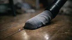 Jak szybko posprzątać rozsypane koraliki bez zbierania po jednym? Trik ze skarpetką i odkurzaczem