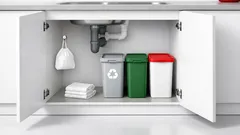 Jak składać reklamówki w mini-torebkę i mieć porządek pod zlewem w 3 minuty