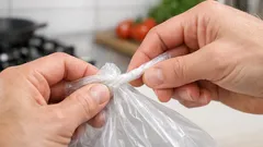 Jak rozwiązać zaciśnięty supeł na reklamówce w 10 sekund bez nożyczek