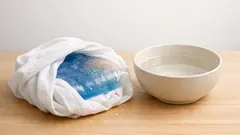 Wkład żelowy z zamrażarki jako ciepły okład: prosty trik, który działa