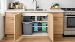 Sprytny schowek na worki na śmieci w szafce: wykorzystaj tył kosza